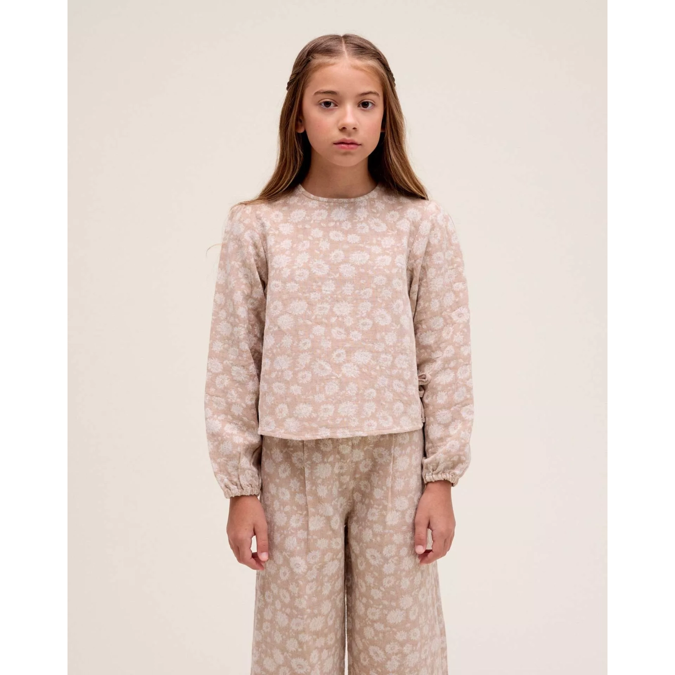 Blusa de niña beige con estampado floral y lazos laterales
