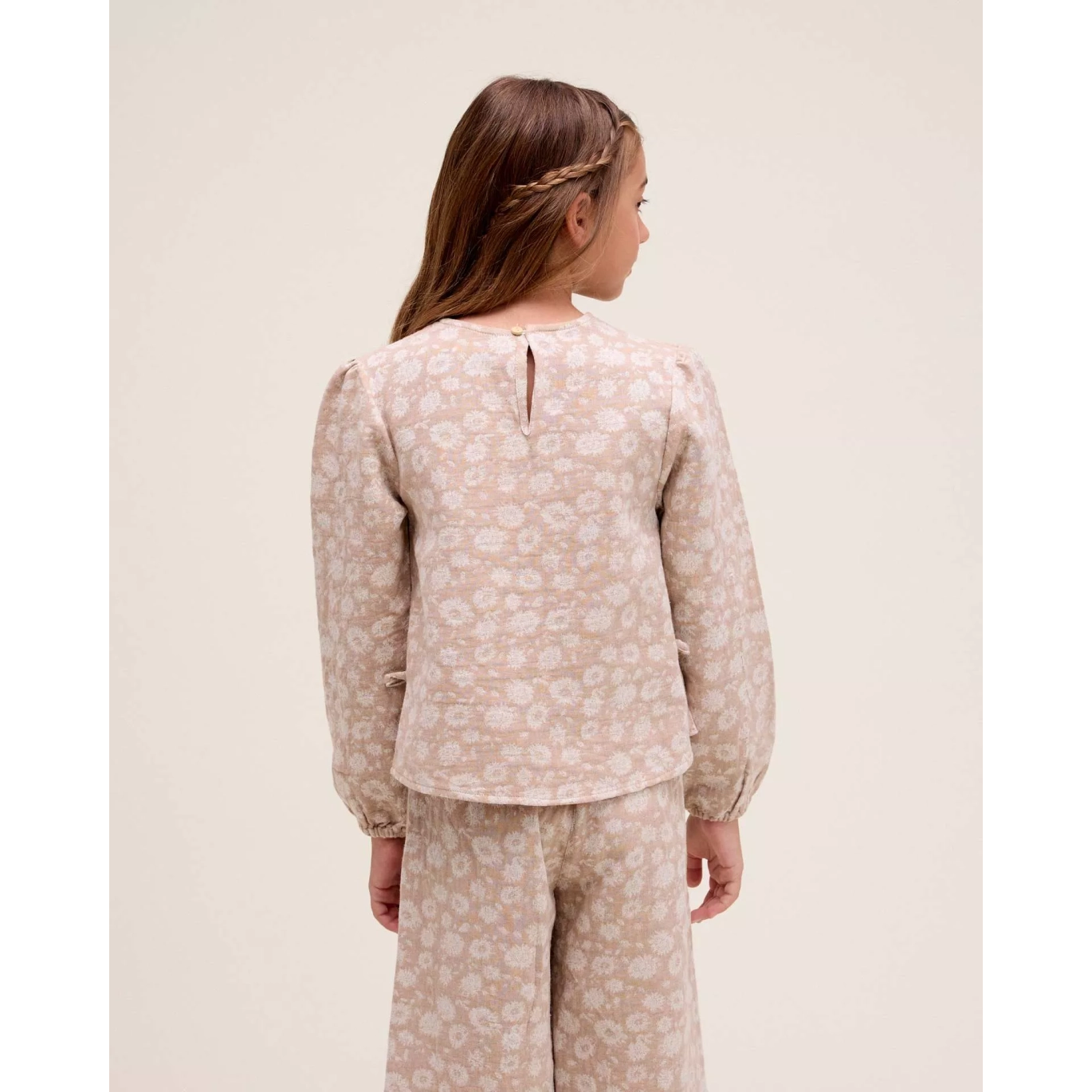 Blusa de niña beige con estampado floral y lazos laterales 2