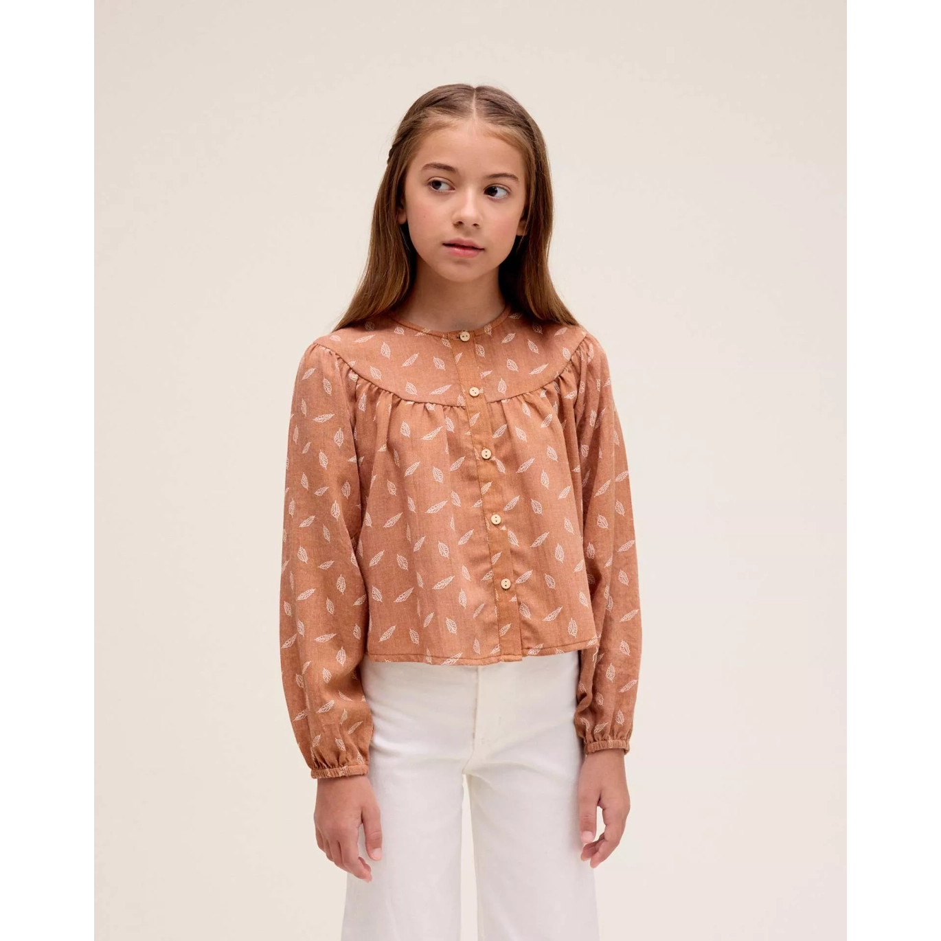 Blusa de niña naranja con estampado de hojas