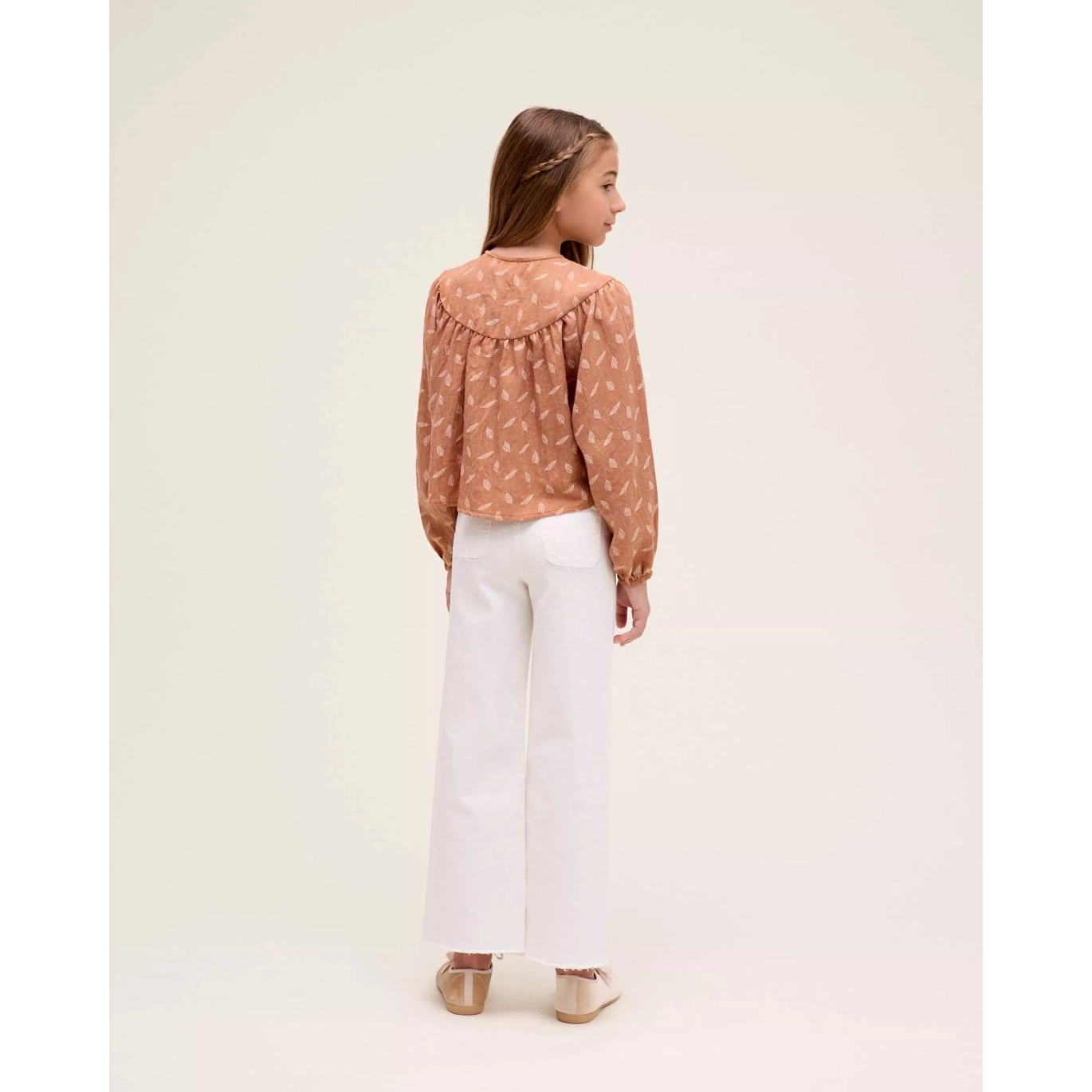 Blusa de niña naranja con estampado de hojas 2