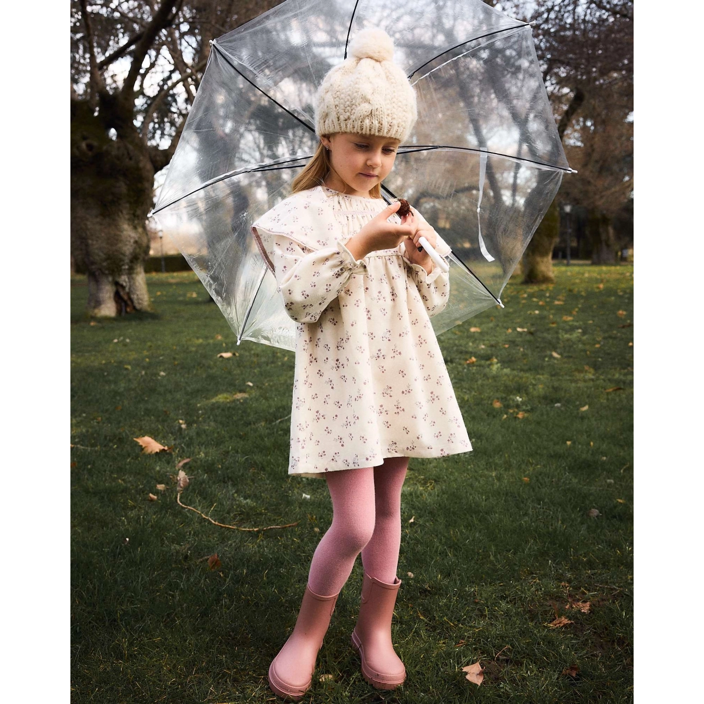 Vestido de niña beige con volantes y puntilla en rosa