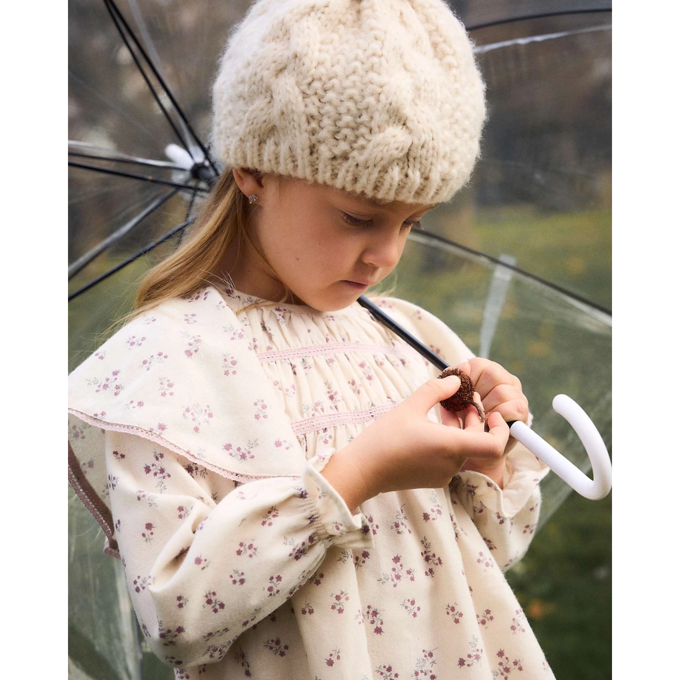 Vestido de niña beige con volantes y puntilla en rosa 2