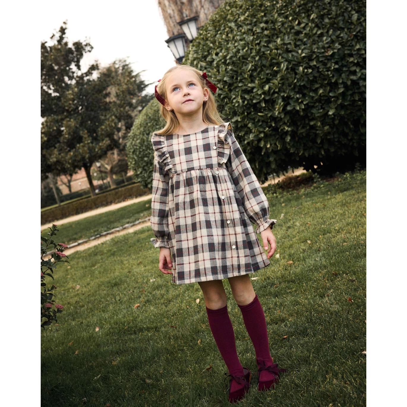 Vestido de niña de cuadro escocés con volantes laterales