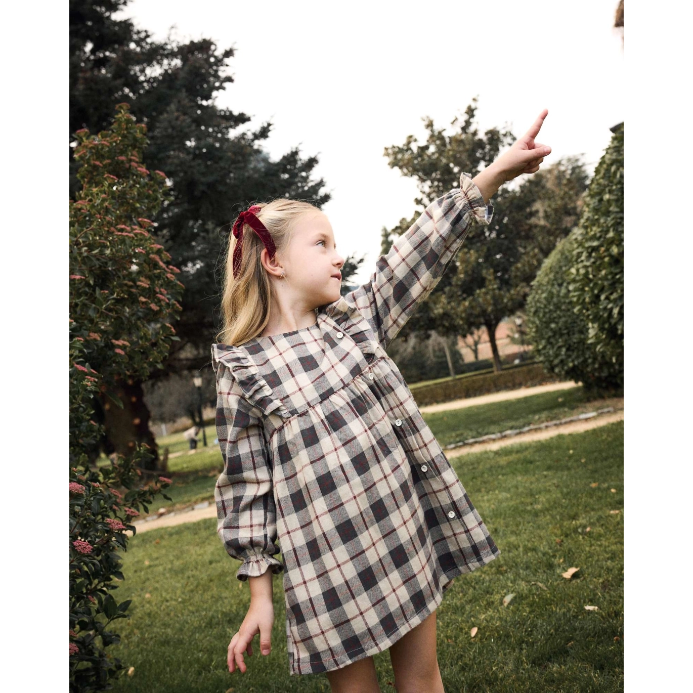 Vestido de niña de cuadro escocés con volantes laterales 2