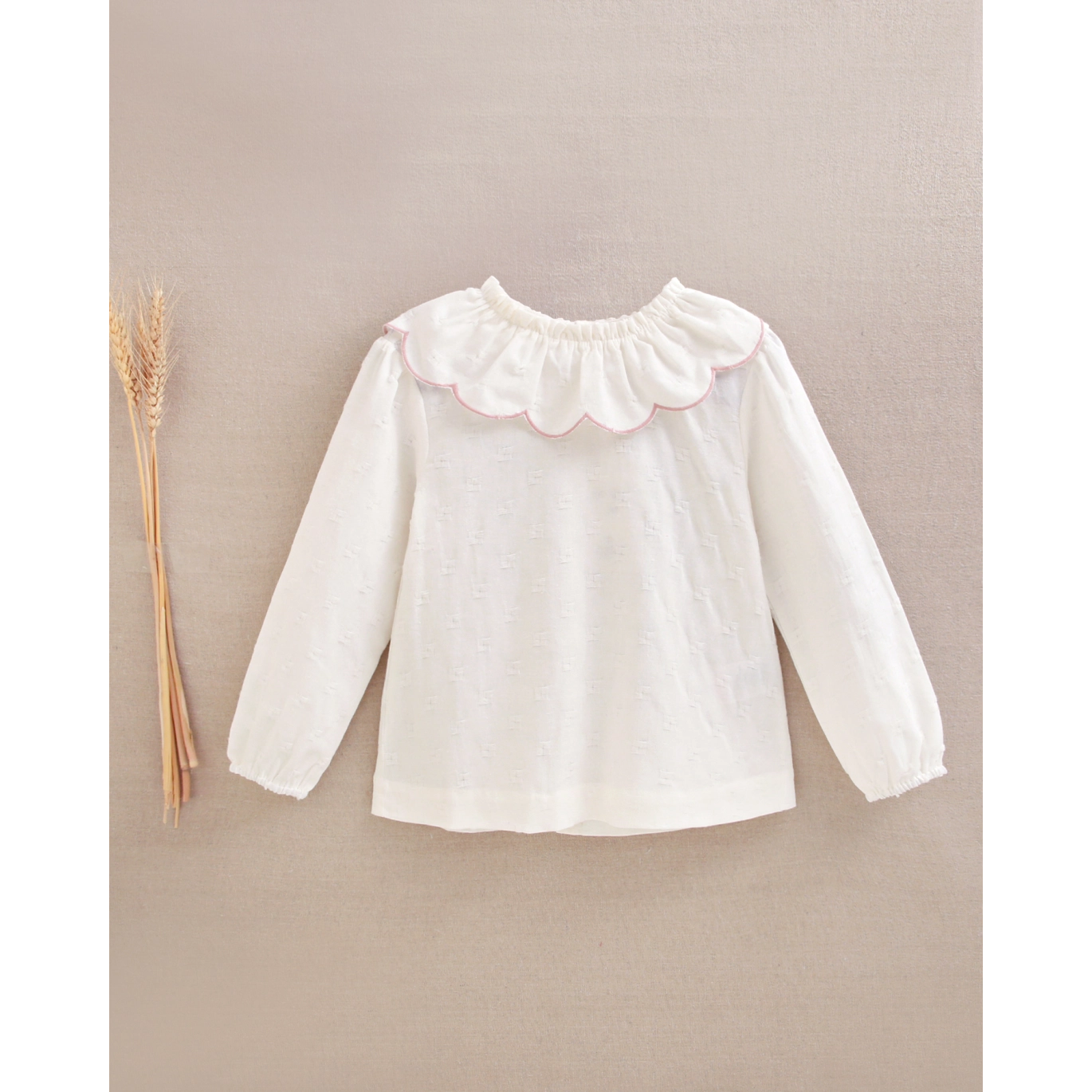 Blusa de niña con cuello con volante rosa bordado