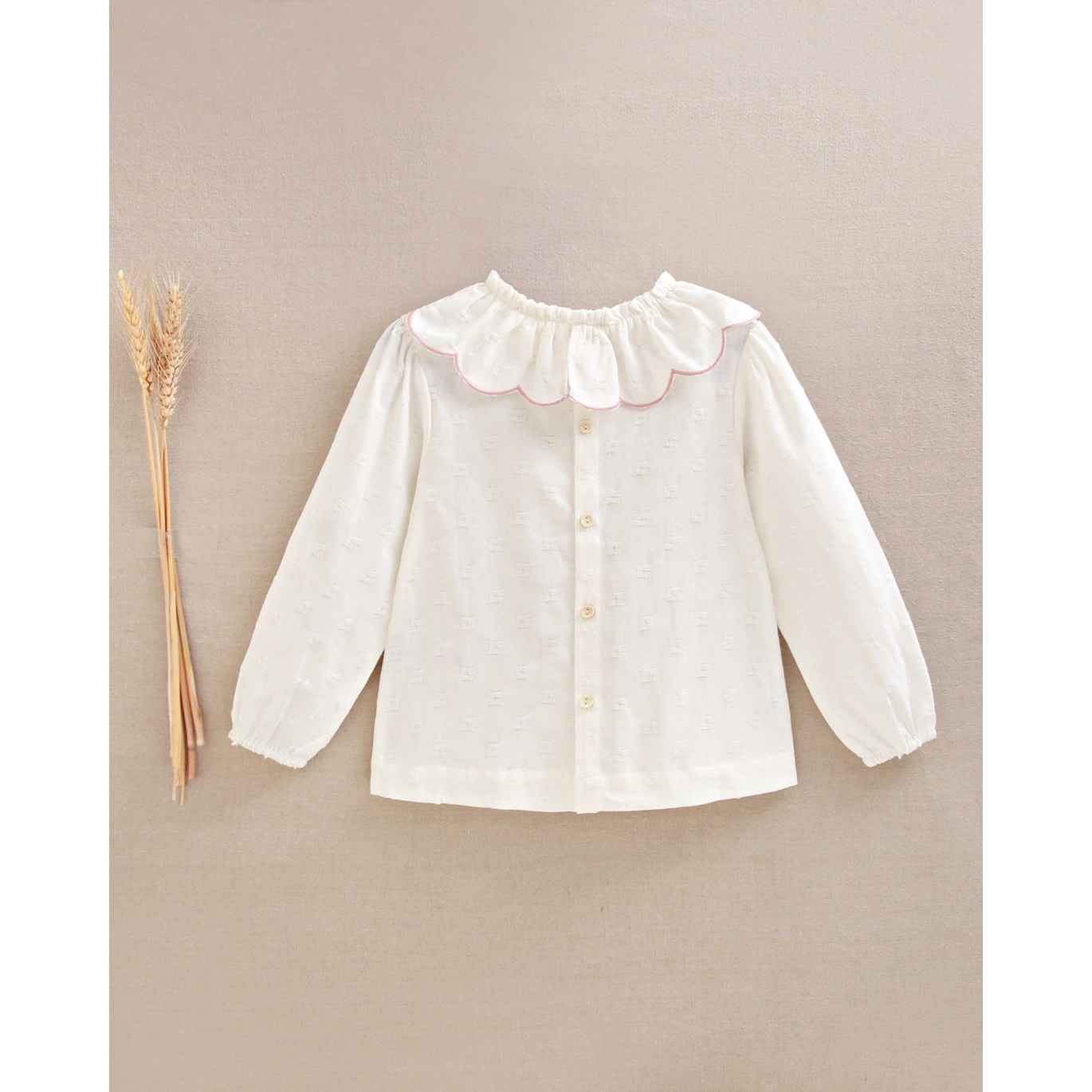 Blusa de niña con cuello con volante rosa bordado 2