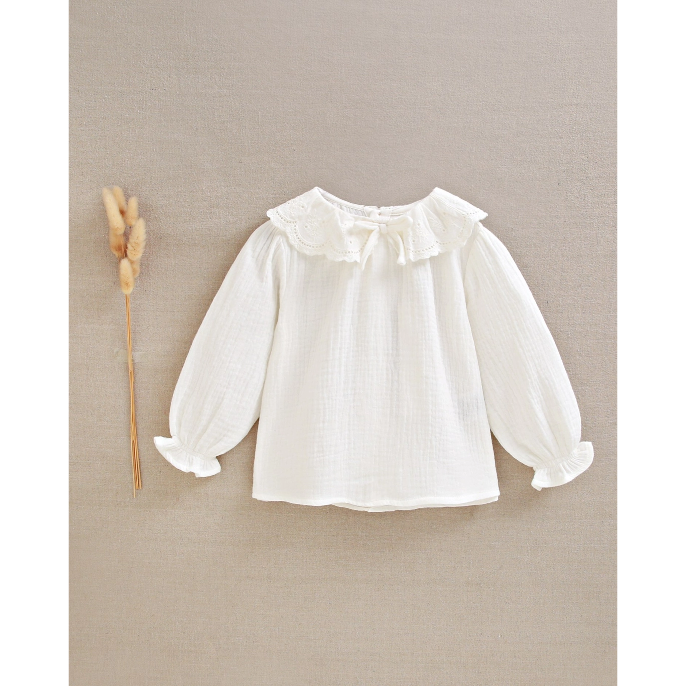 Blusa de bebé niña de bambula con cuello troquelado