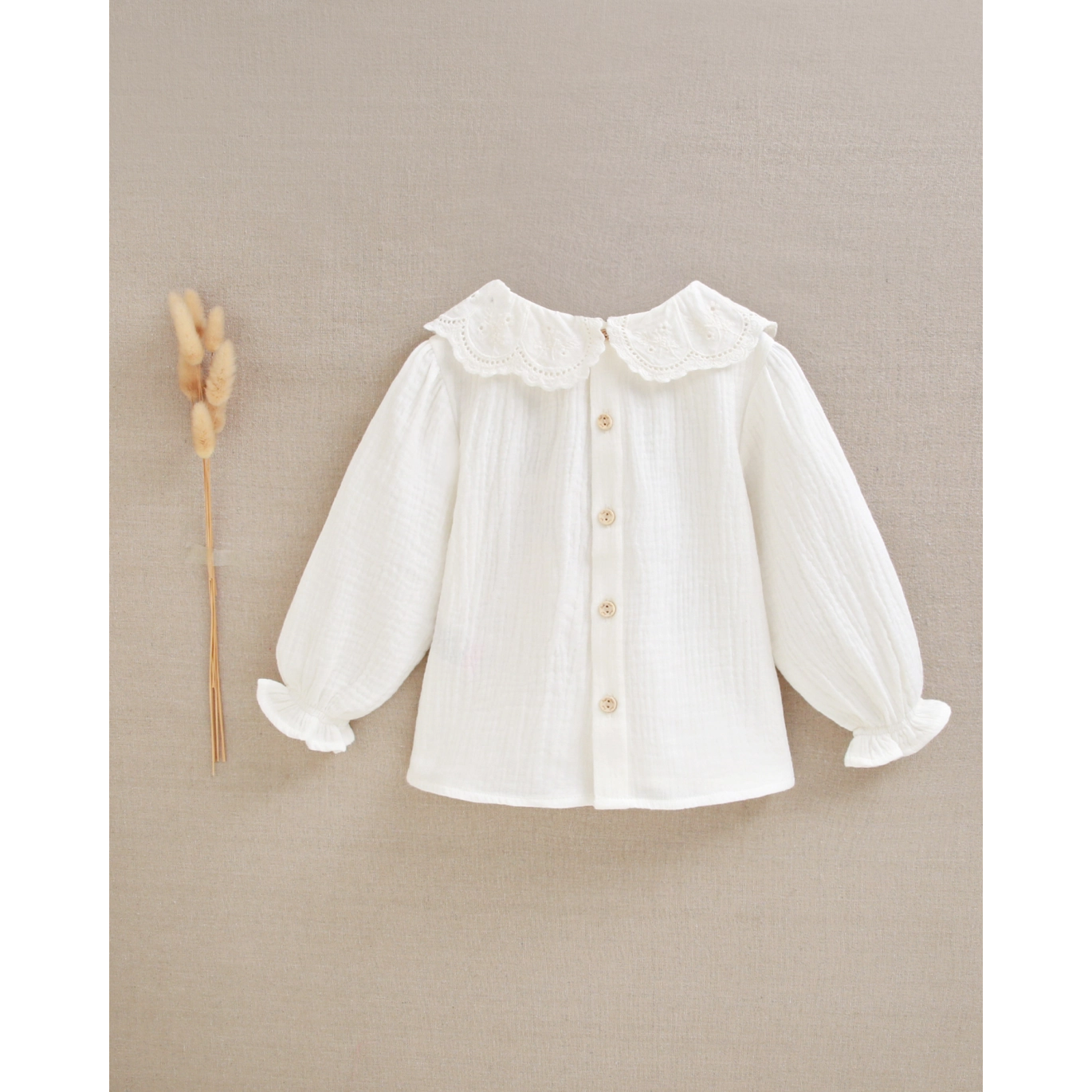 Blusa de bebé niña de bambula con cuello troquelado 2