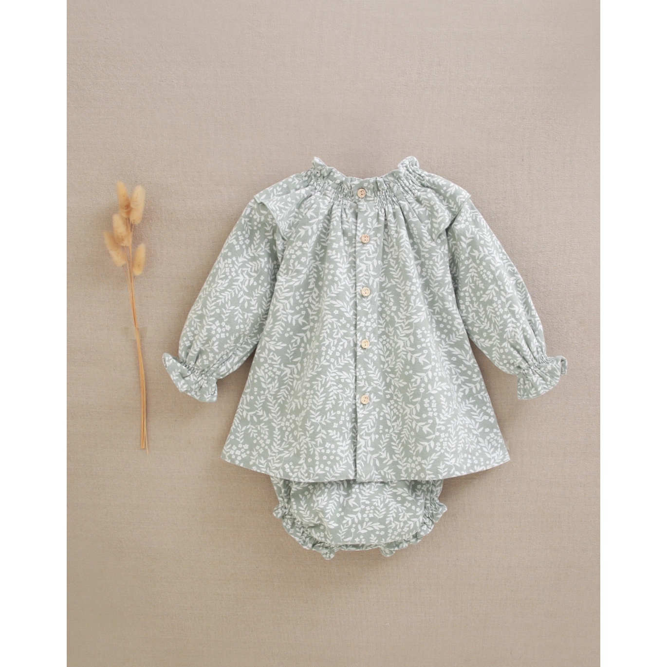 Vestido de bebé niña con braguita verde y lazo satinado 2