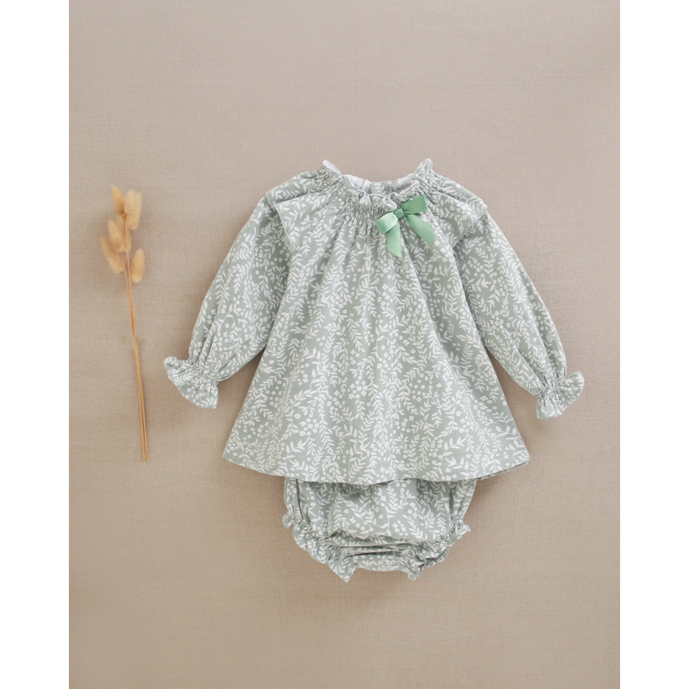 Vestido de bebé niña con braguita verde y lazo satinado