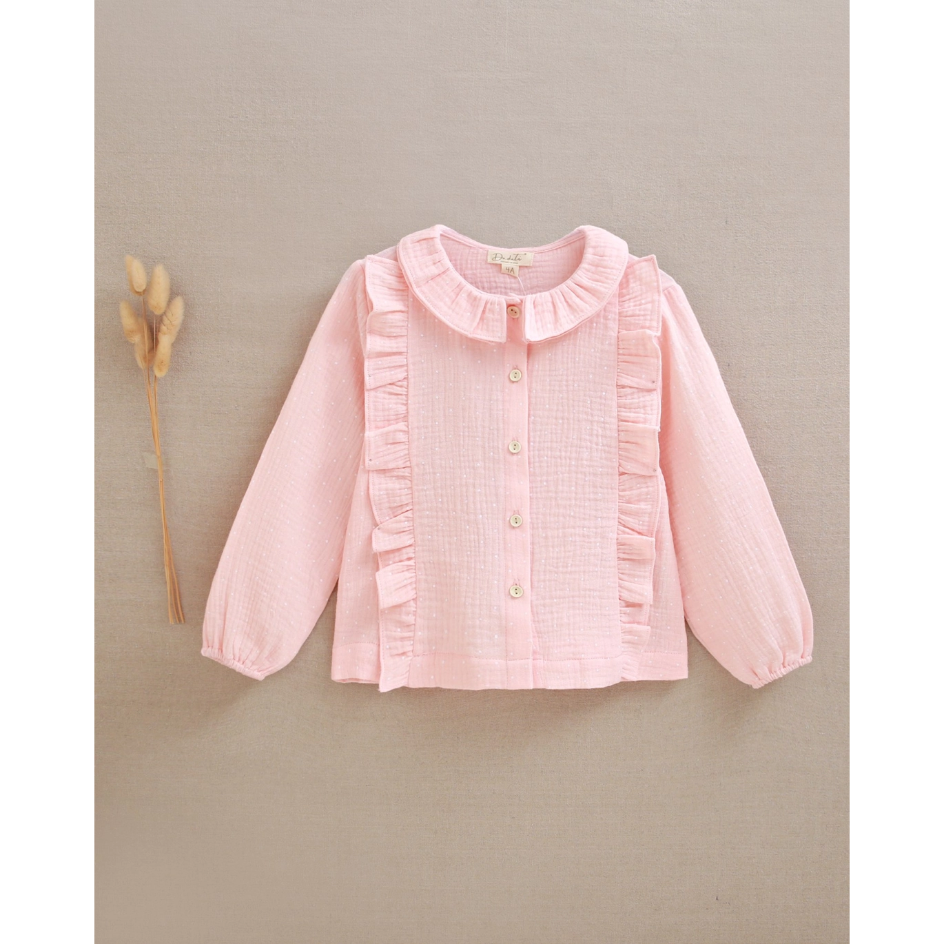 Blusa de niña rosa de bambula con topitos y volantes