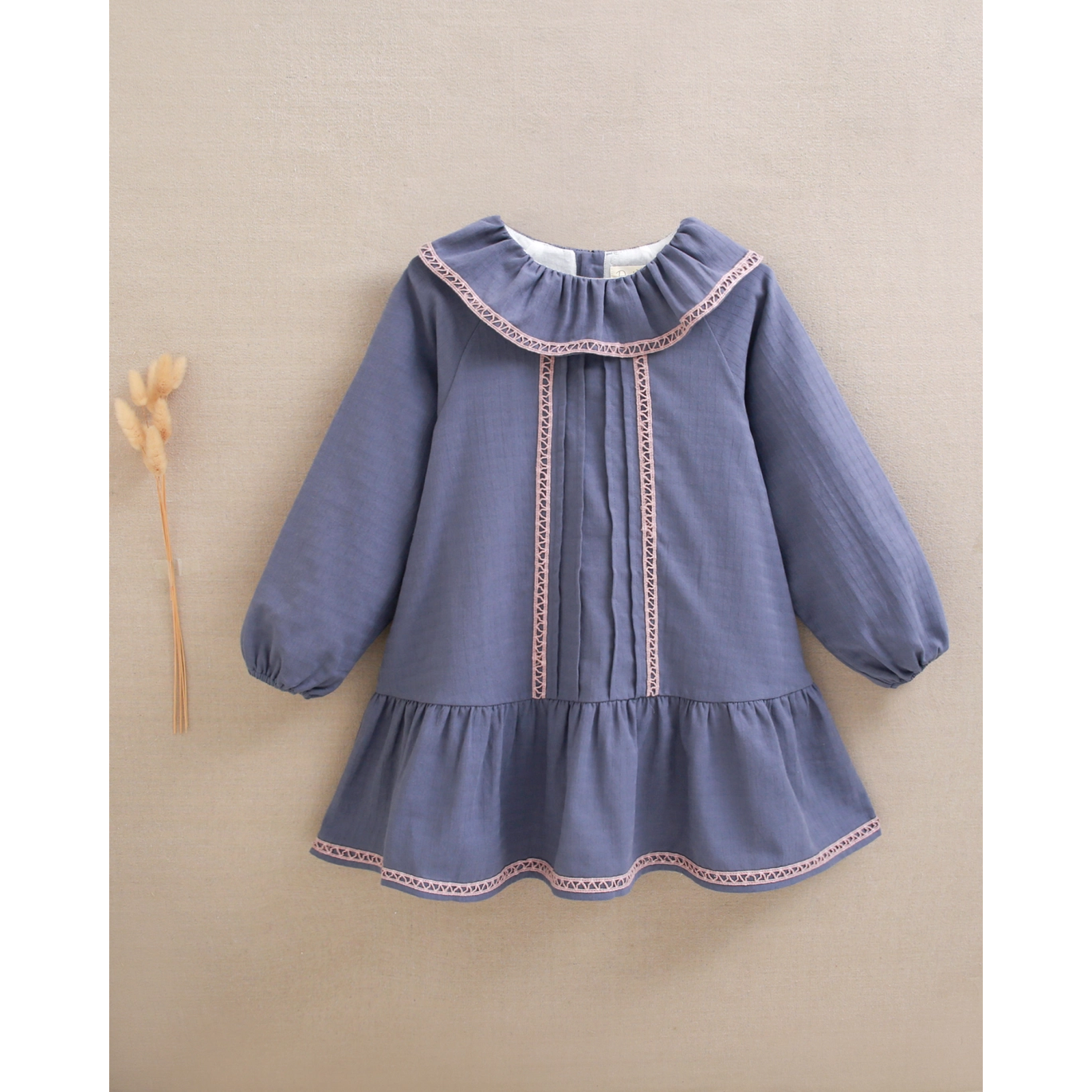 Vestido de niña azul con jaretas y detalles bordados en rosa