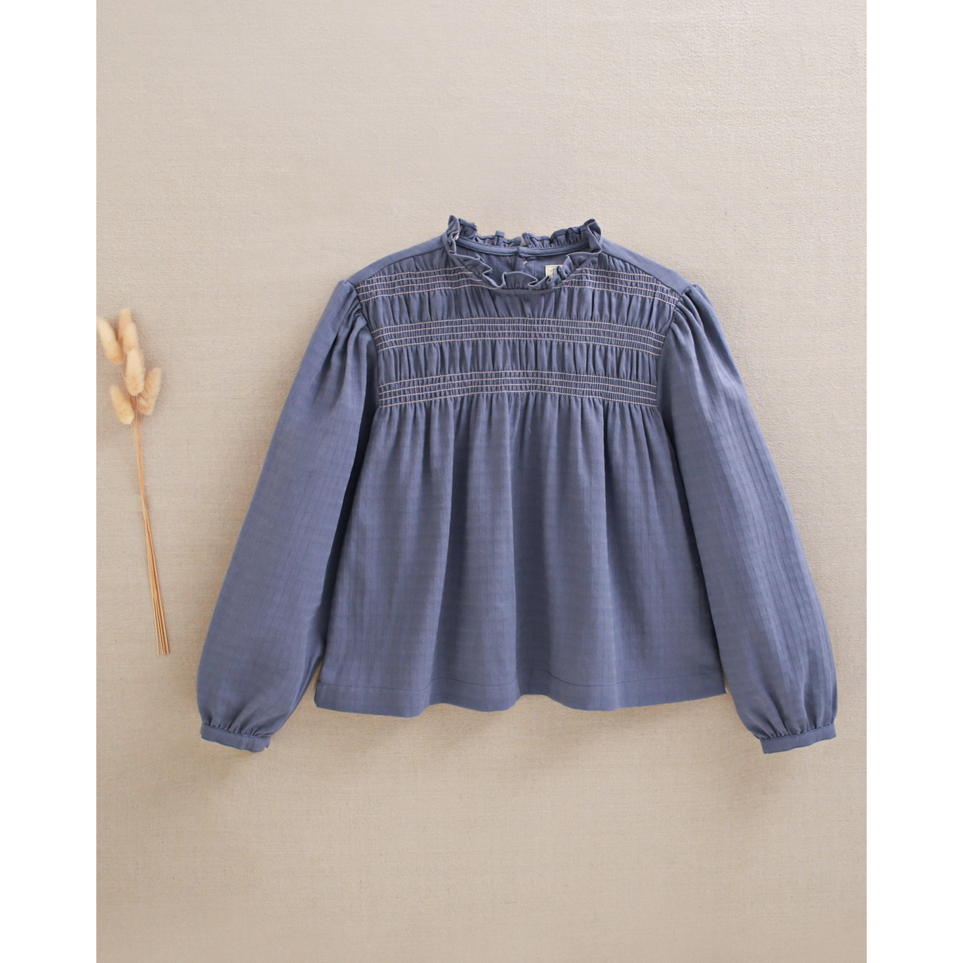 Blusa de niña azul con smock rosa | Dadati