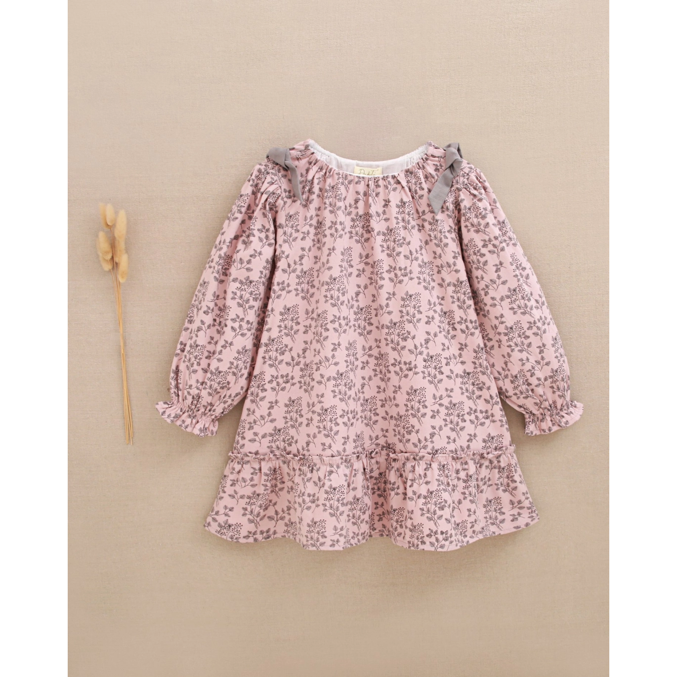 Vestido de niña rosa de esampado floral con lazos grises