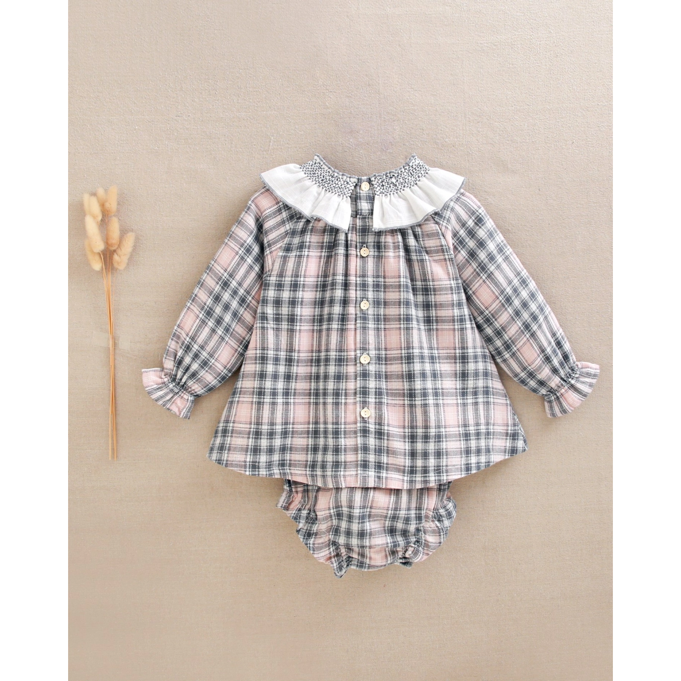 Vestido de bebé con braguita de cuadros con cuello smock 2