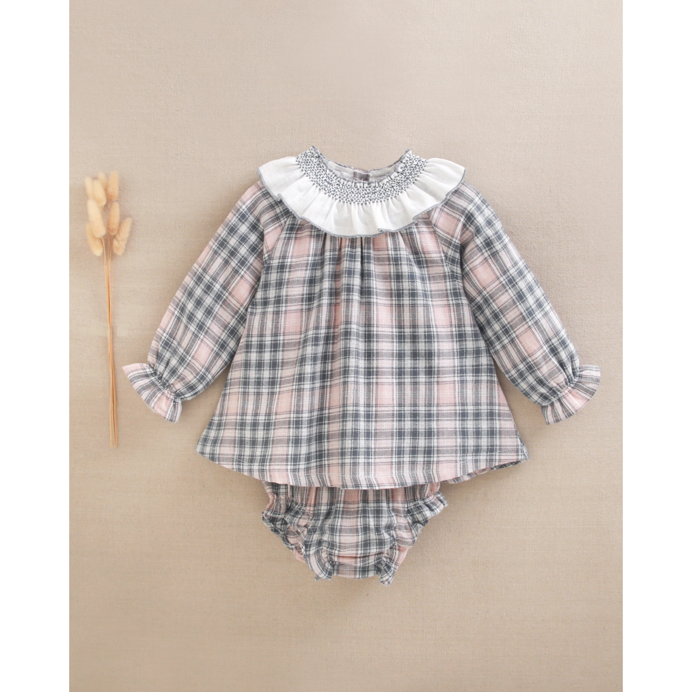 Vestido de bebé con braguita de cuadros con cuello smock
