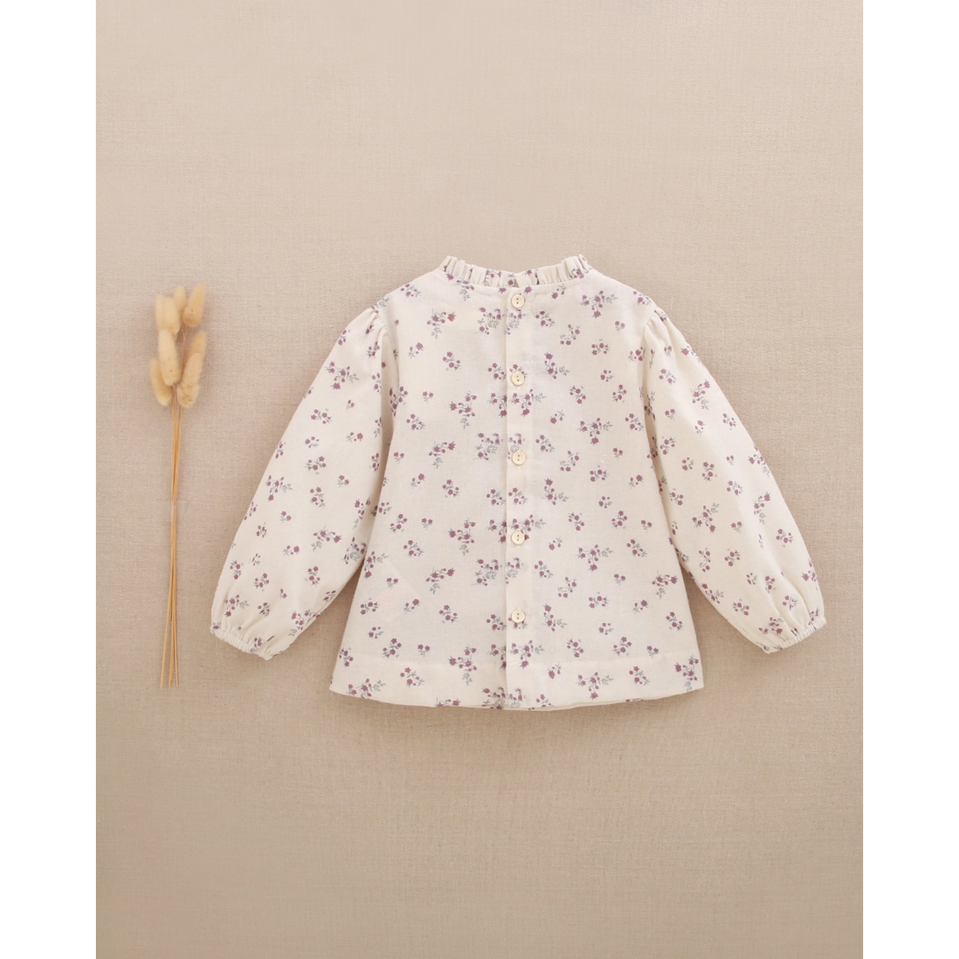 Blusa de bebé niña beige con flores rojas y cuello fruncido 2