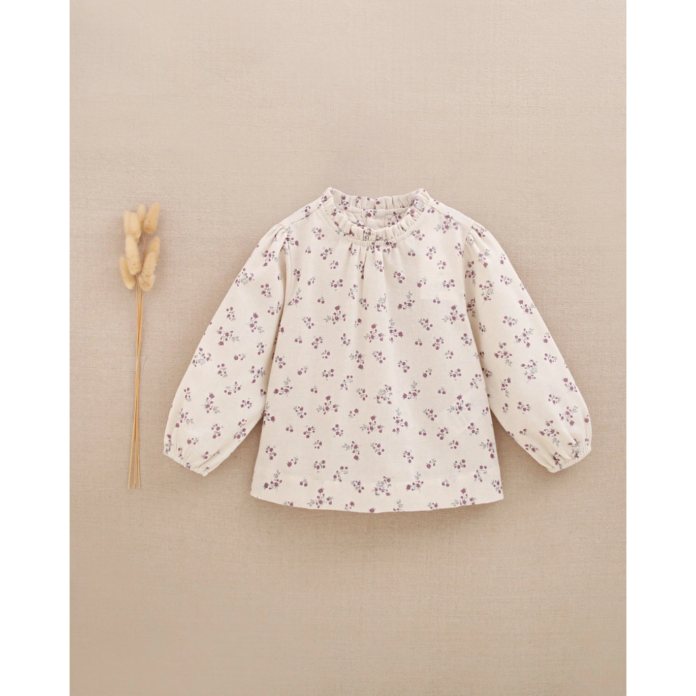 Blusa de bebé niña beige con flores rojas y cuello fruncido