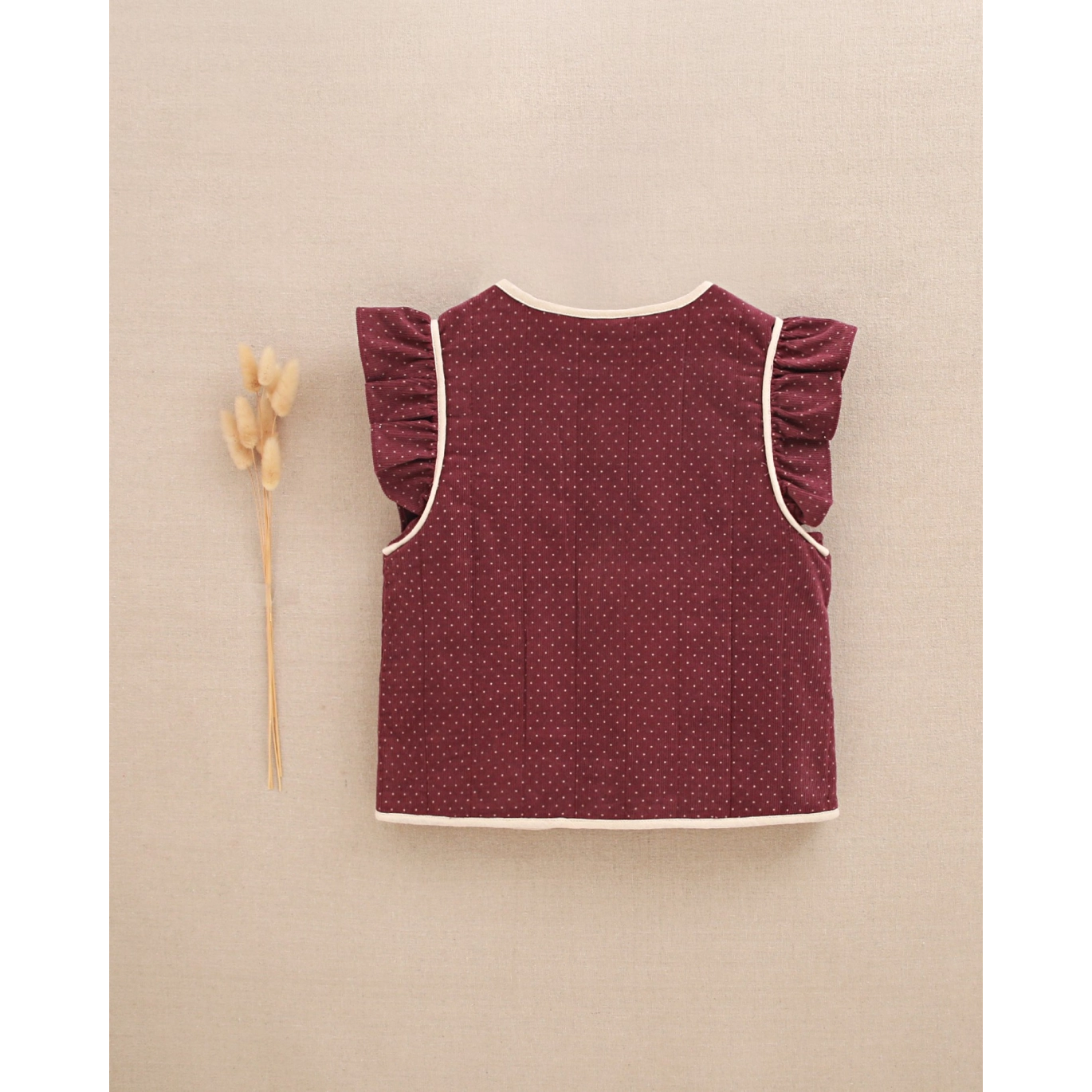Chaleco de niña con volantes morados y topos en beige 2