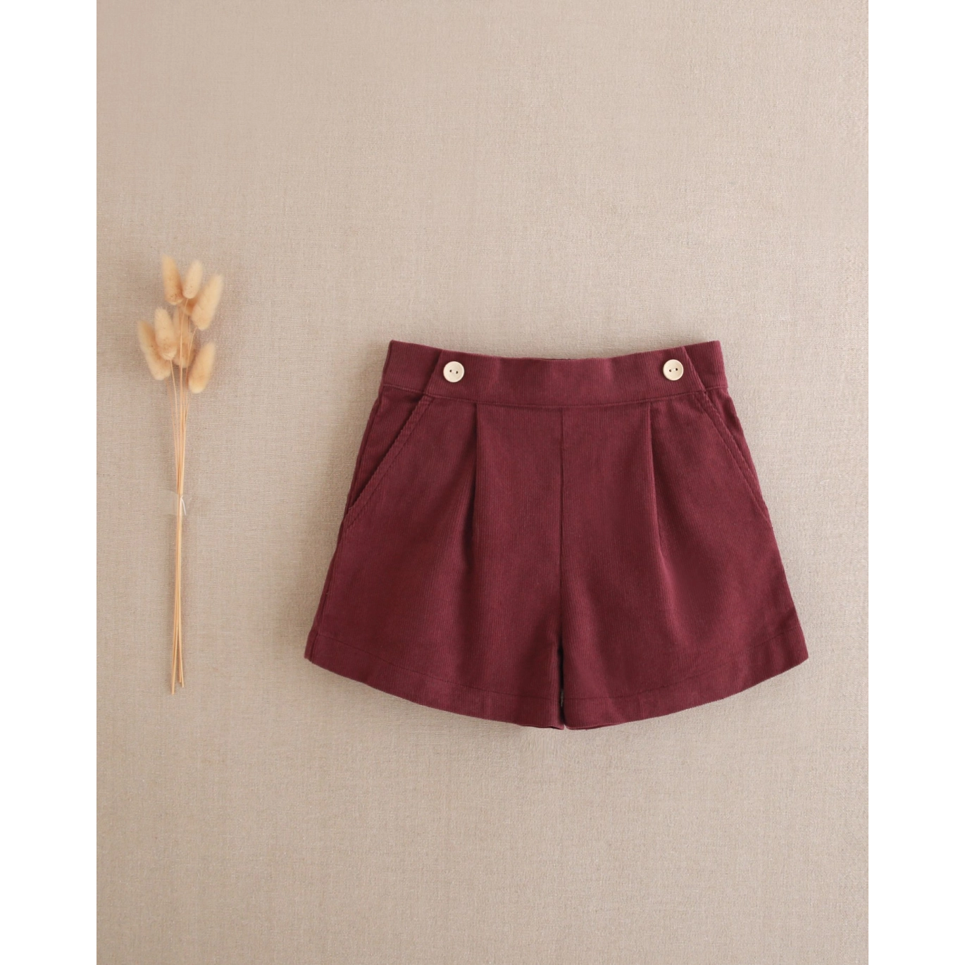 Shorts de niña de pana morado con botones delanteros