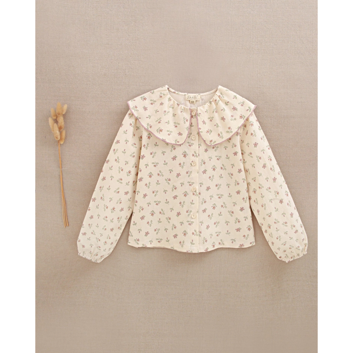 Blusa de niña beige con flores y cuello babero | Dadati 2