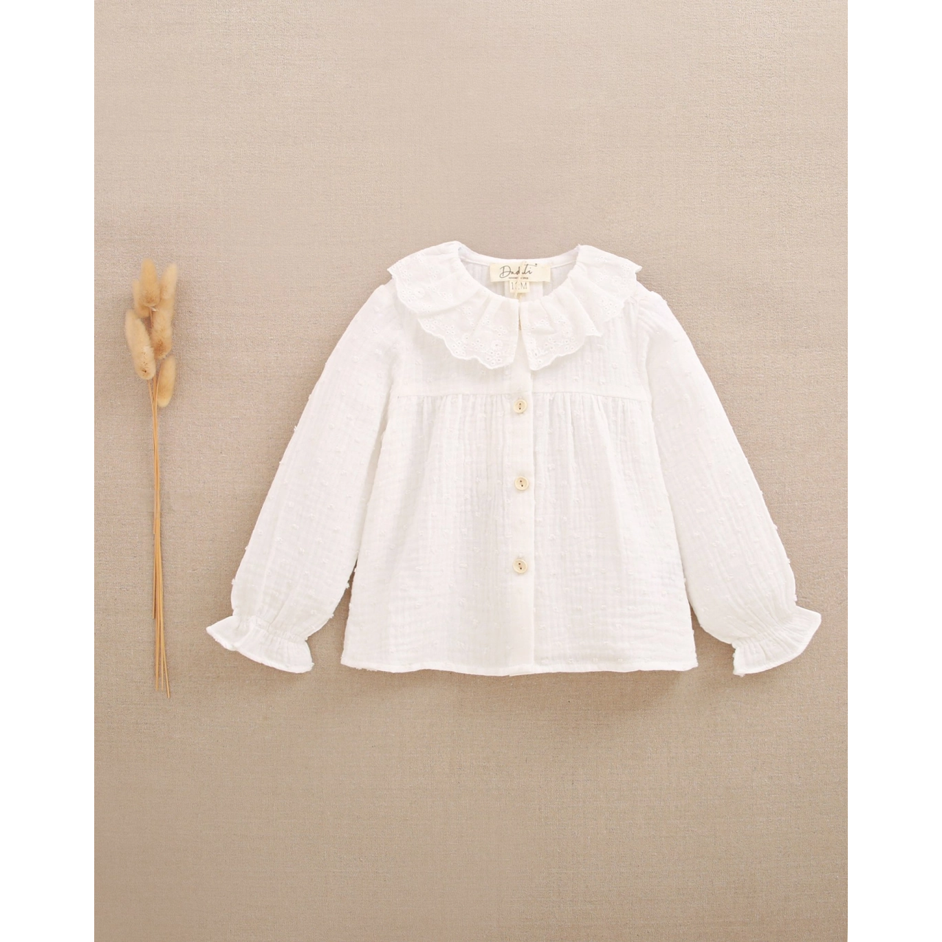 Blusa de bebé niña blanca de muselina con textura