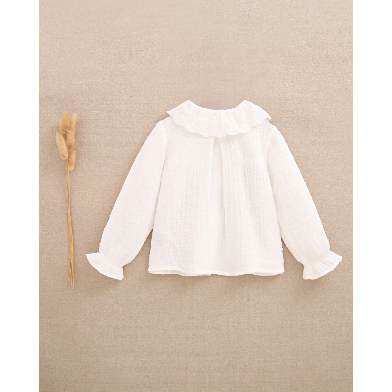 Blusa de bebé niña blanca de muselina con textura 2
