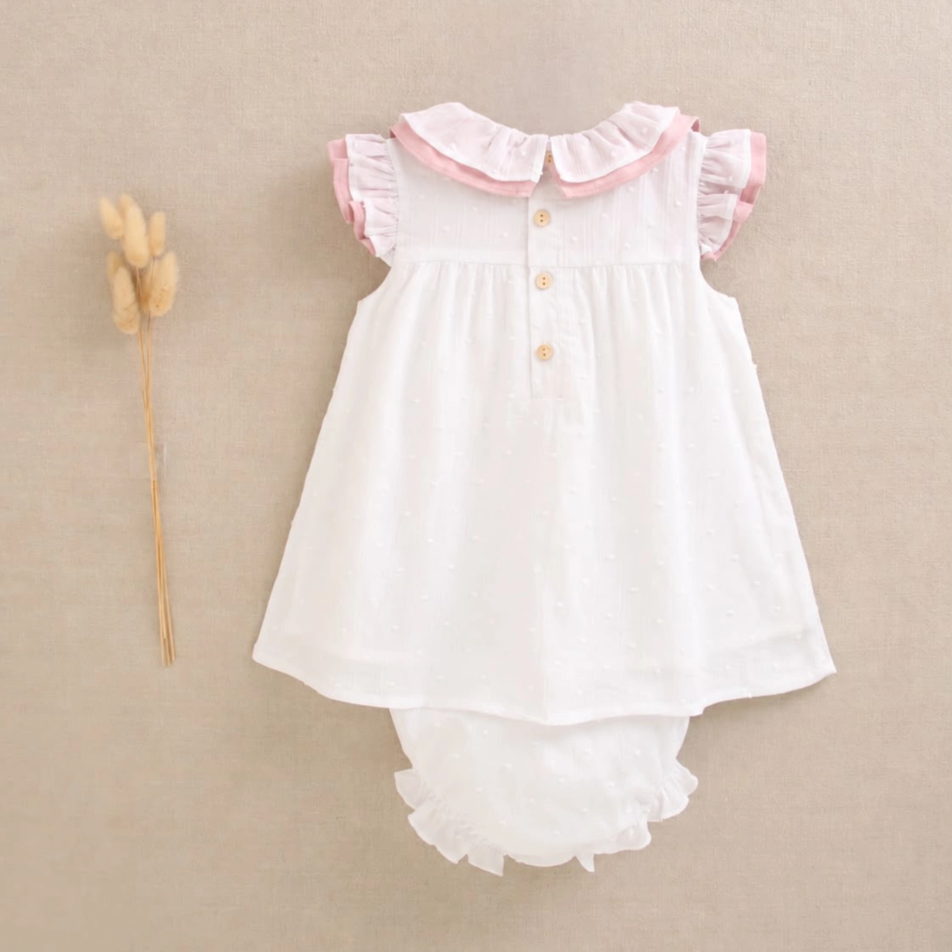 Vestido de bebé de plumeti blanco con volante en el cuello 2