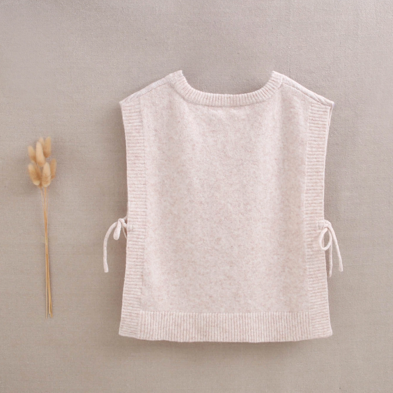 Chaleco de punto para niña con color beige con lazos laterales 2