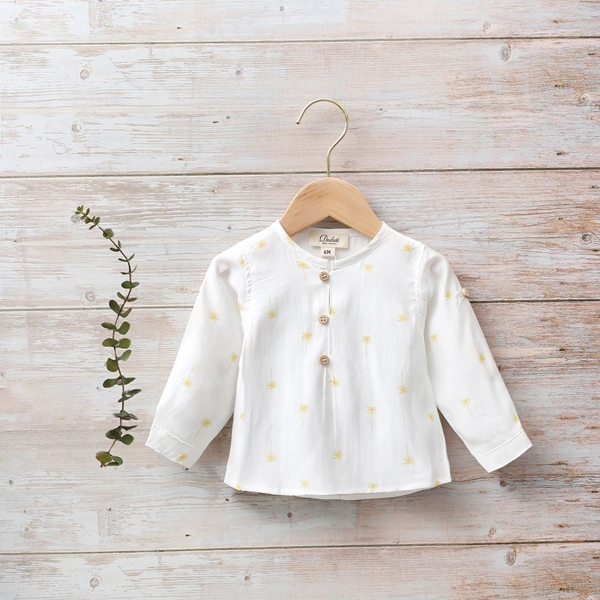 Imagen de Camisa bebé niño con estampado de palmeras y botones de madera