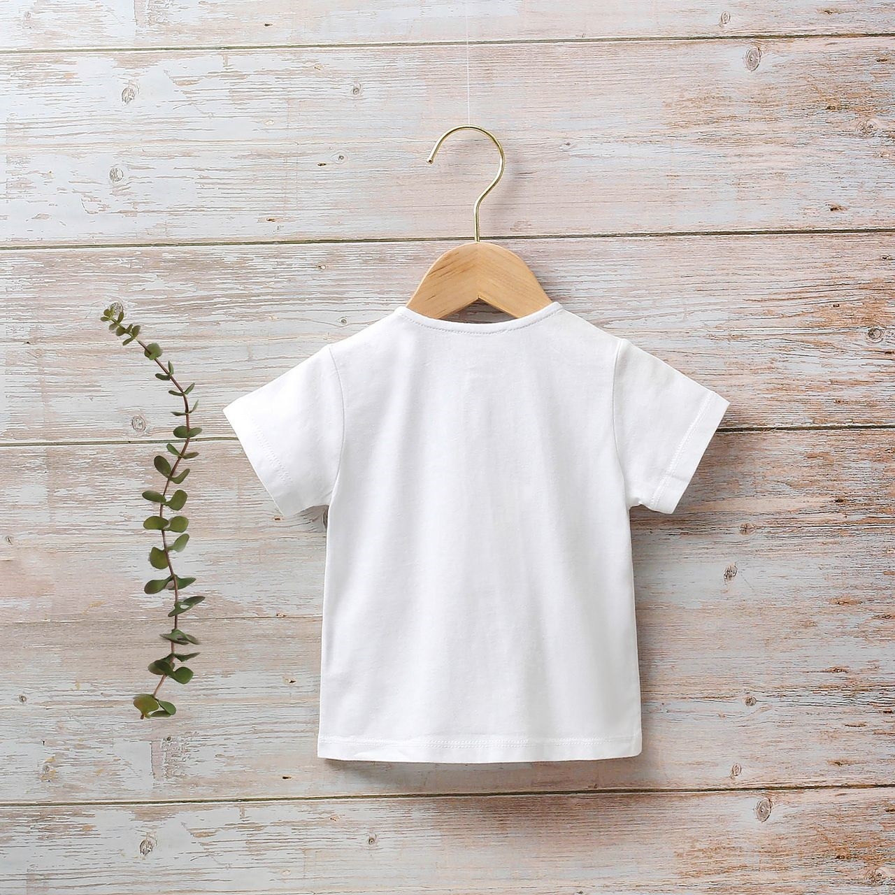 Imagen de Camiseta bebé con botones en pecho y bolsillos en lateral