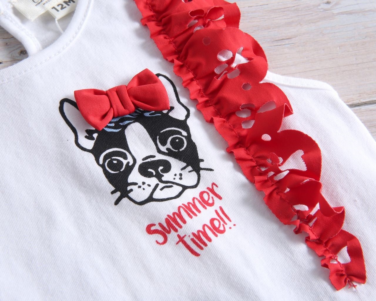 Imagen de Camiseta blanca de bebé niña con volantes rojos en hombros y estampado perrito