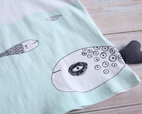 Imagen de Camiseta blanca y azul unisex junior con estampado de pez en lateral
