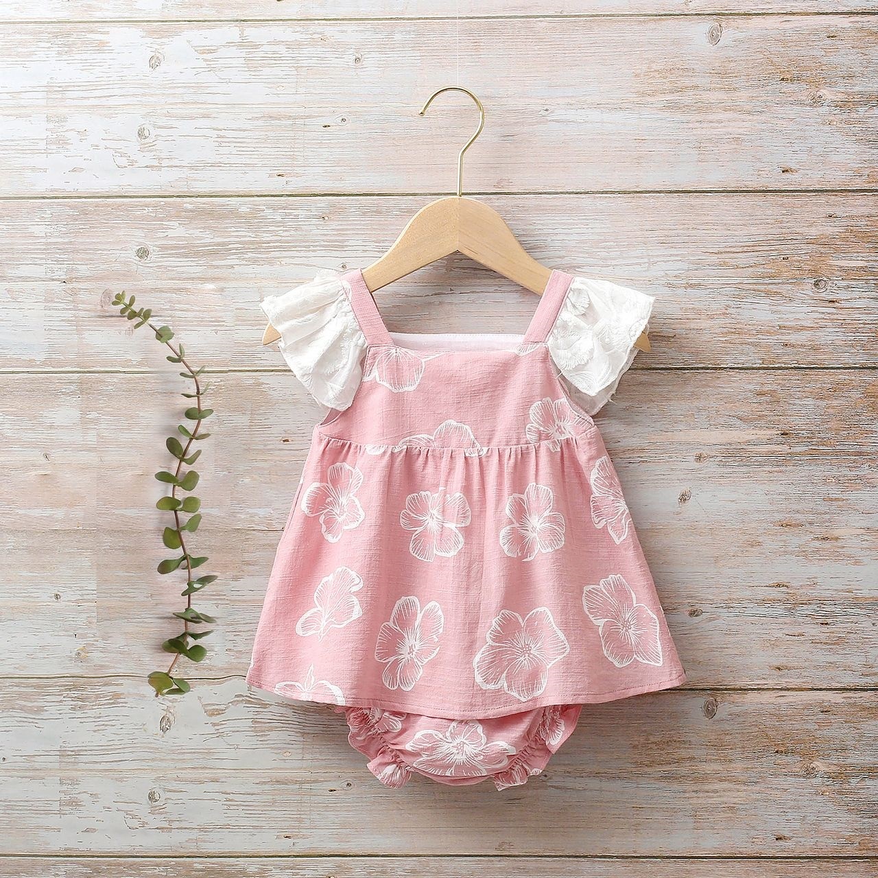 Imagen de Vestido bebé Dalía rosa de flores tipo peto
