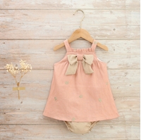 Imagen de Vestido bebé niña ceremonia rosa con bordado de mariposas doradas