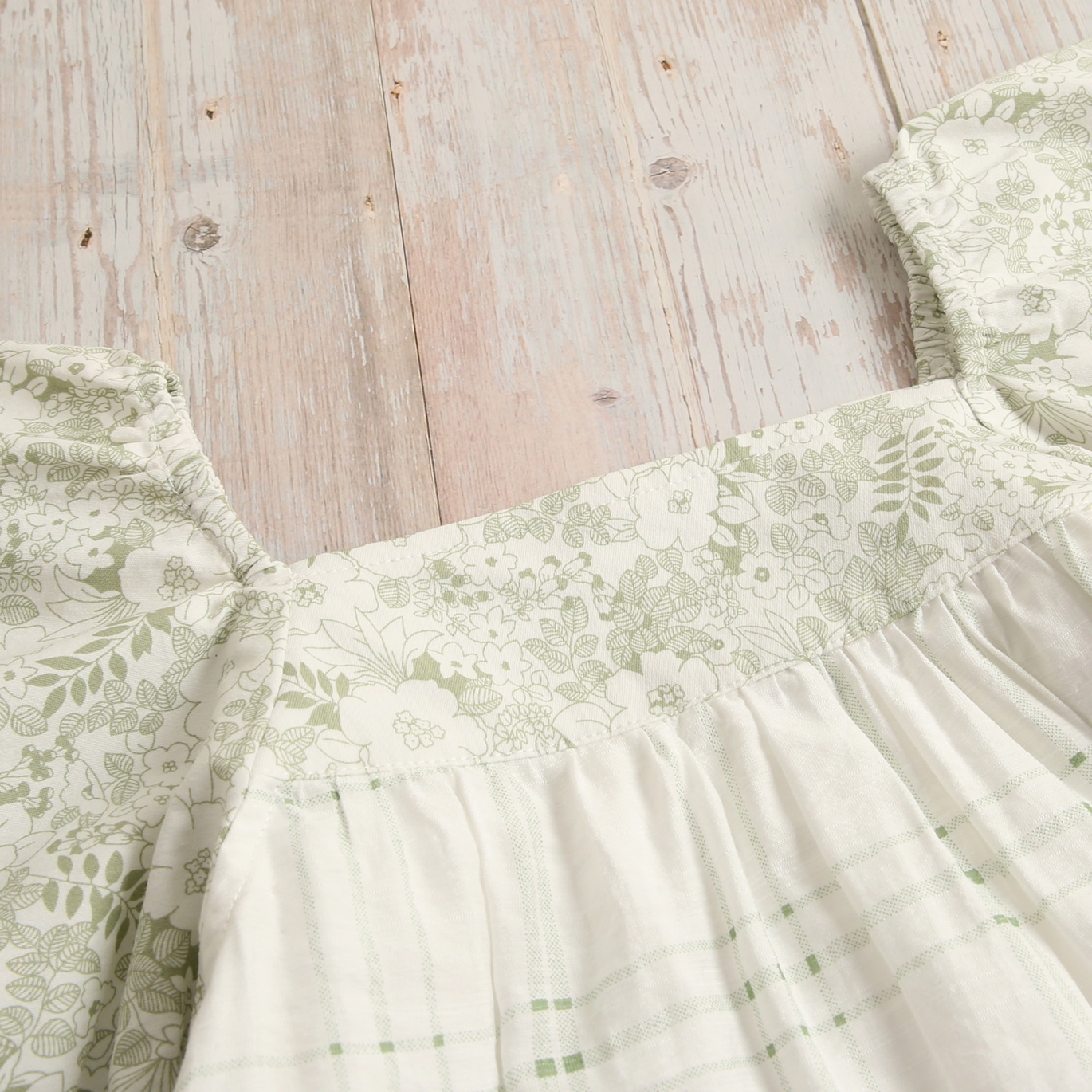 Imagen de Vestido niña verde manzana combinacion tejidos flores y cuadros