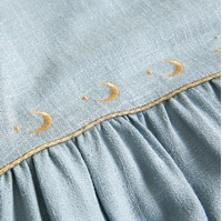 Imagen de Vestido niña azul tejido rustico bordado en cintura dorado