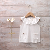 Imagen de Camiseta bebé niña blanca cuello volante y bolsillos 