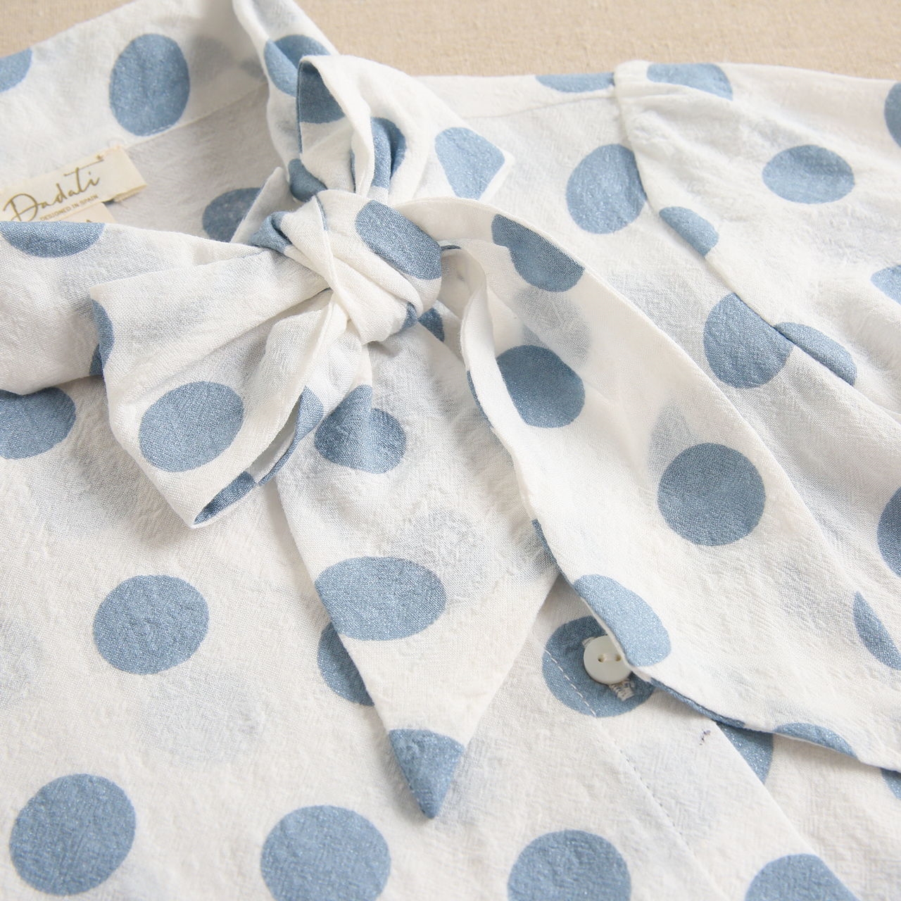 Imagen de Blusa de niña de estampado de lunares azules con lazo
