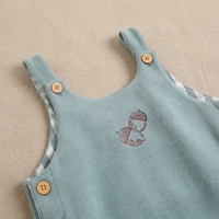 Imagen de Peto bebé de punto verde con bordado bellota