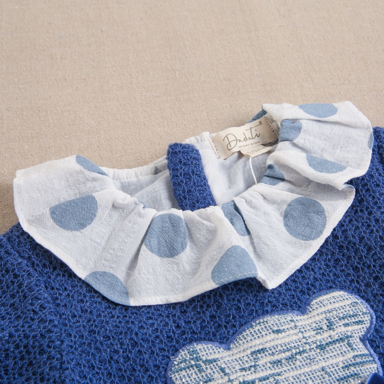 Imagen de Vestido de bebé niña tejido punto azul con bordado de oso