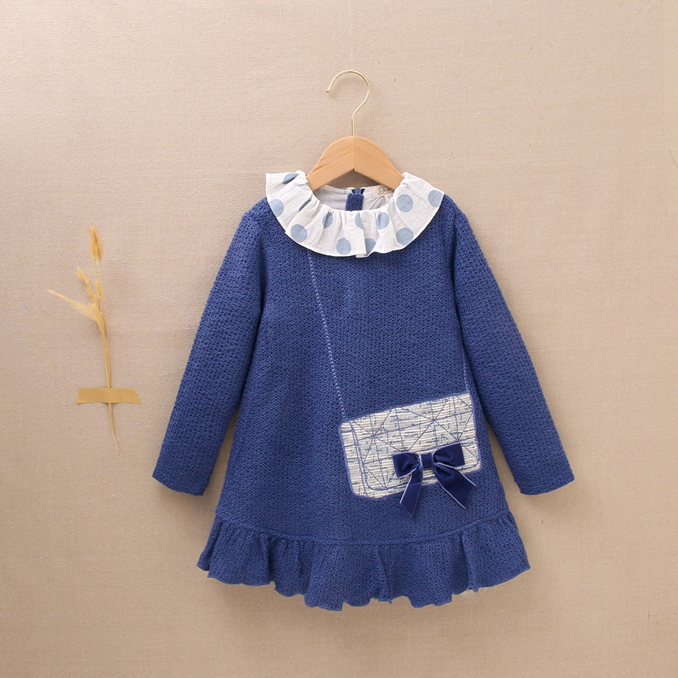 Imagen de Vestido de niña tejido punto azul con bordado de bolsito