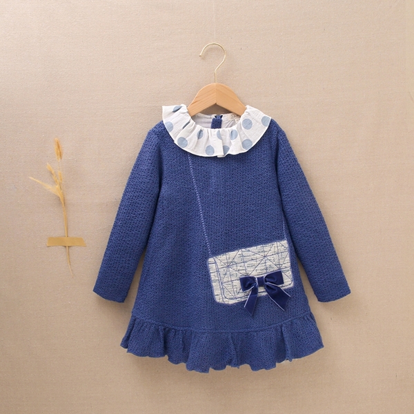 Imagen de Vestido de niña tejido punto azul con bordado de bolsito