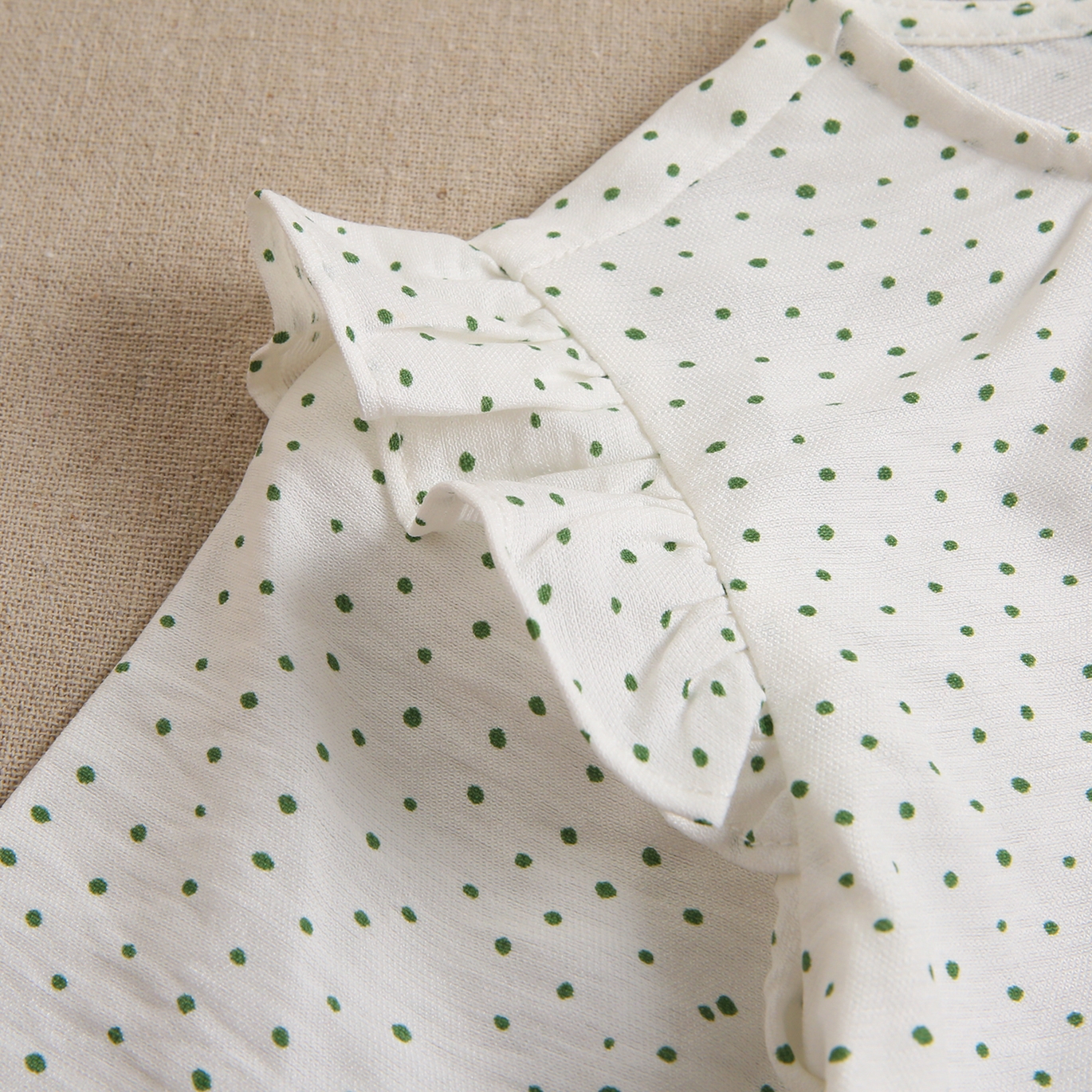 Imagen de Blusa bebé niña crudo con topos verdes