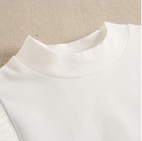Imagen de Camiseta blanca de niña con volantes laterales y cinta plata