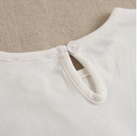 Imagen de Camiseta blanca de niña con el cuello volante asimetrico 