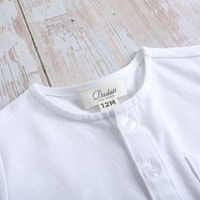 Imagen de Camiseta bebé con botones en pecho y bolsillos en lateral