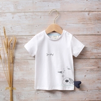 Imagen de Camiseta blanca bebé con estampado de pez en lateral