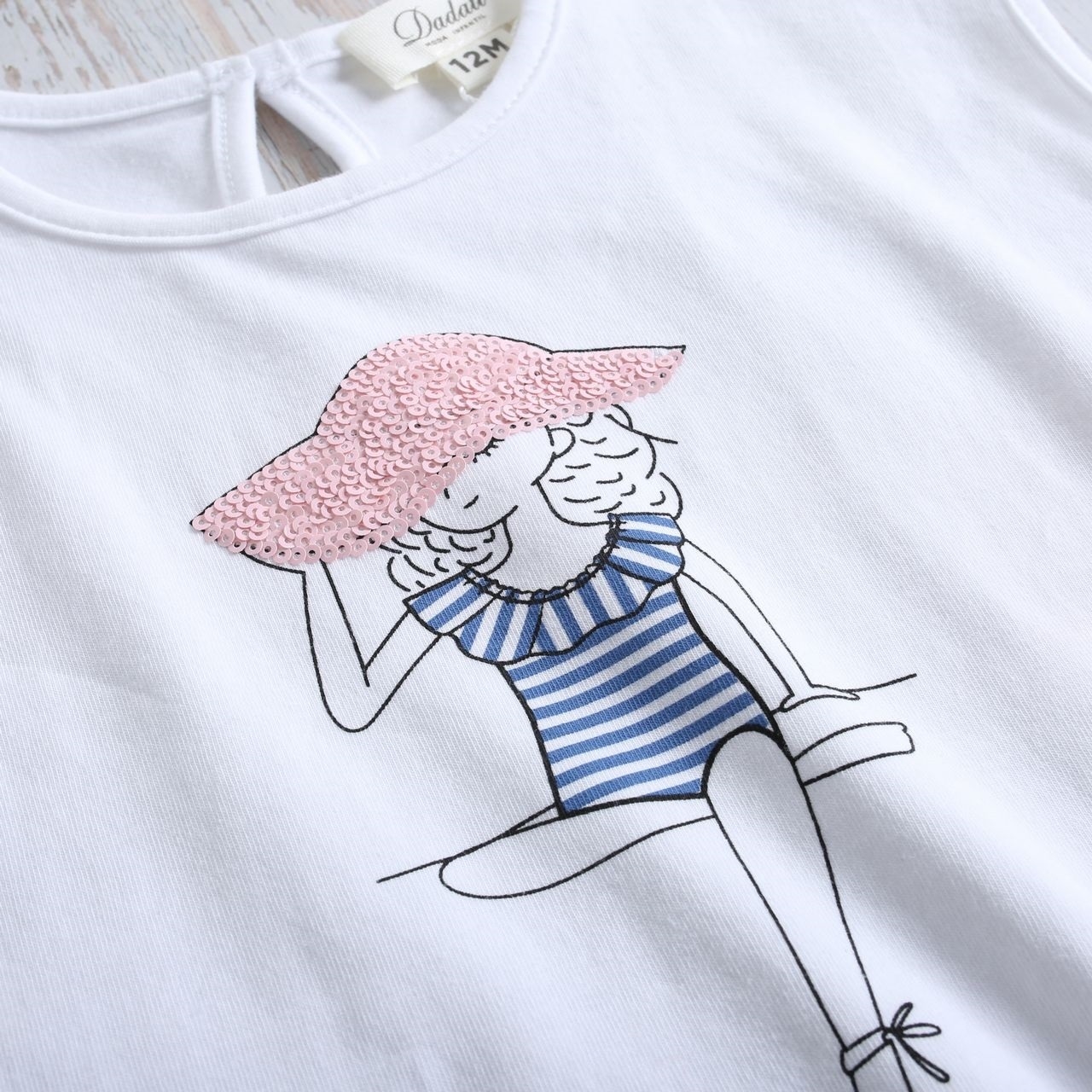 Imagen de Camiseta blanca niña con estampado de chica
