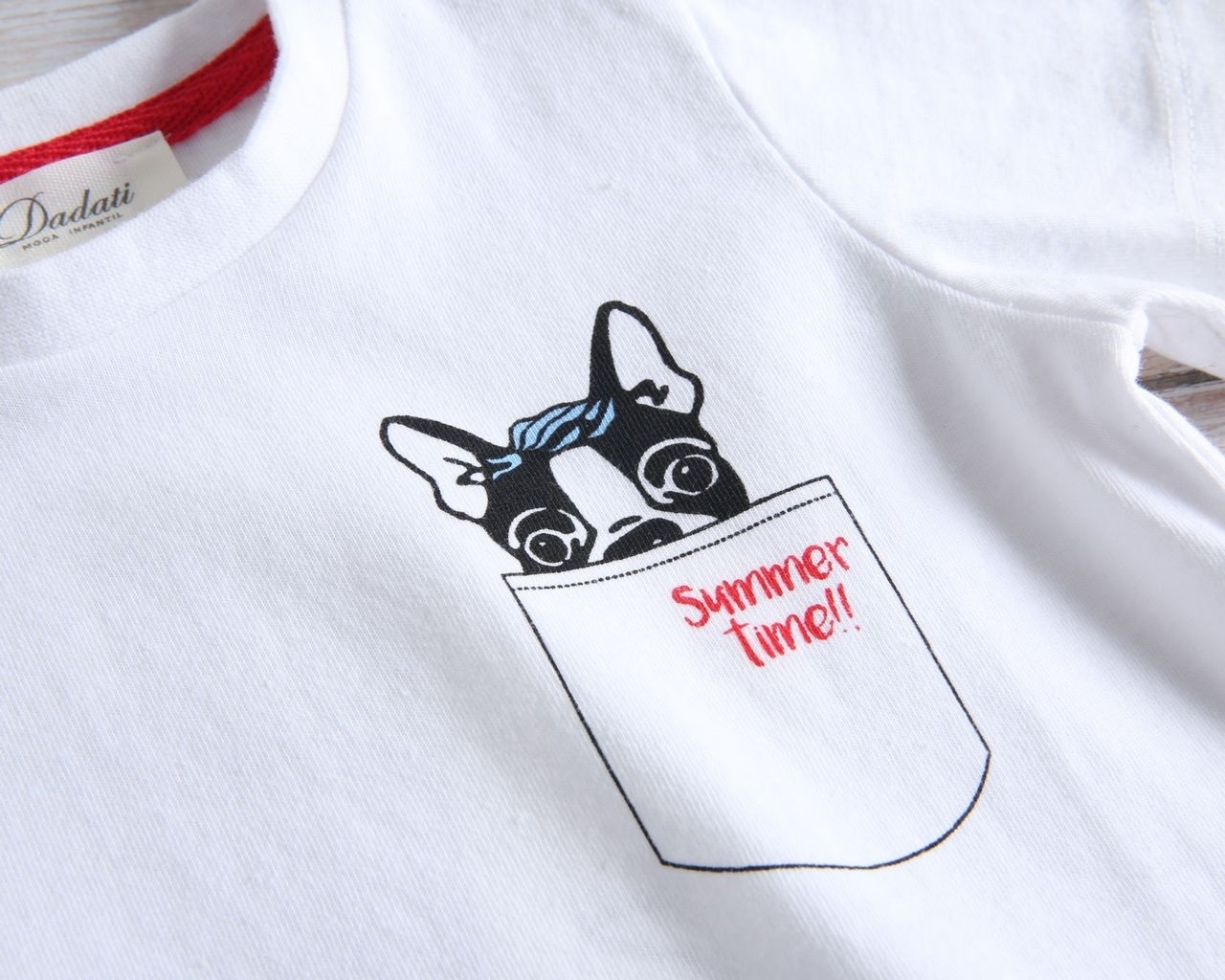 Imagen de Camiseta unisex junior con estampado de perritos y huellas